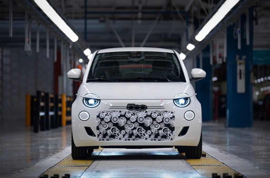 Fiat's New Hybrid 500 Will Get a Manual Transmission