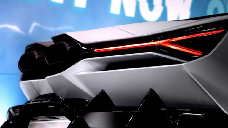 You Can Blind Lamborghini’s Supercar If You Shift Too Fast