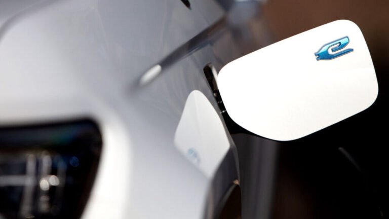 Jeep Owners Told Not To Charge Their Hybrids, Now They Want Payback