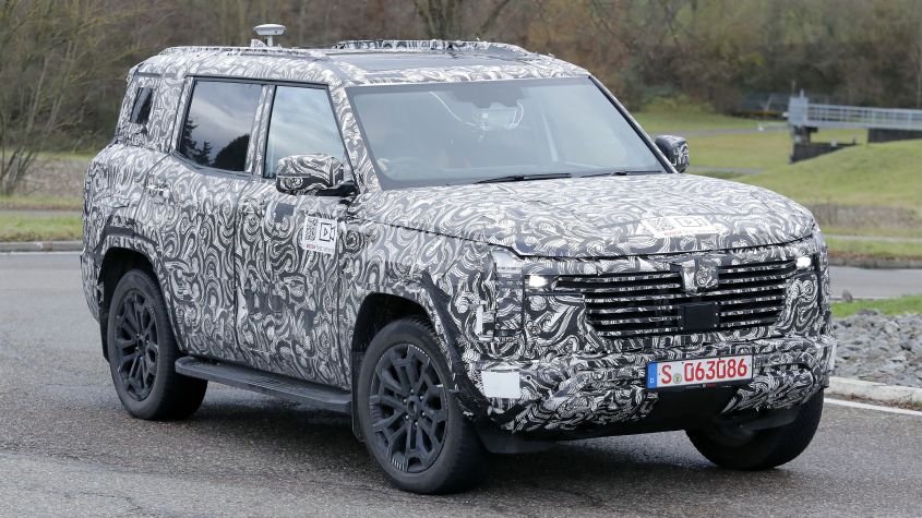 New Mitsubishi Shogun caught testing - pictures