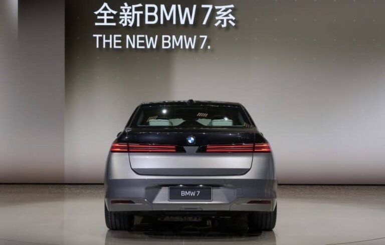 2027 BMW 7 Series Facelift Debuts In China With Two-Tone Paint