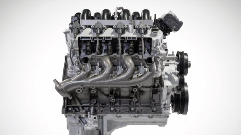Ford’s Huge Massive Pickup Truck V8 Is A Blast From The Past in Modern Times