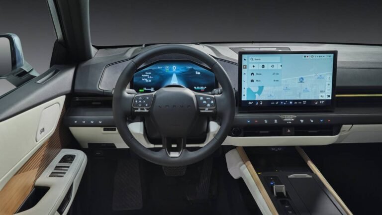 Lexus ES Finally Has the Tech to Match Its Luxury Reputation