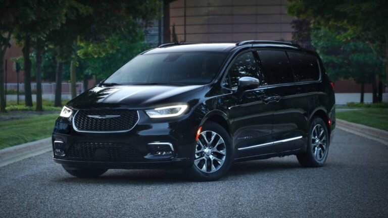 Chrysler Pacifica Hybrid Owners Told to Park Outside After Battery Fires