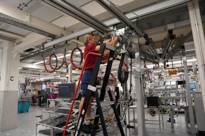 BMW Is Converting A V8 Engine Factory For Hydrogen Drivetrains