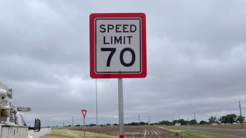 What That Red Border On Some Speed Limit Signs Actually Means