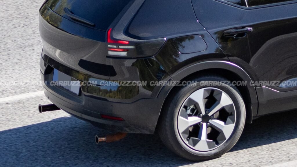Volvo's Smallest Gas SUV Isn't Giving Up Its Engine Just Yet