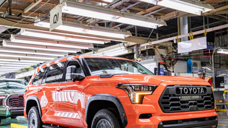Toyota Estimates Spending $6.4 Billion a Year on 400,000 Robots