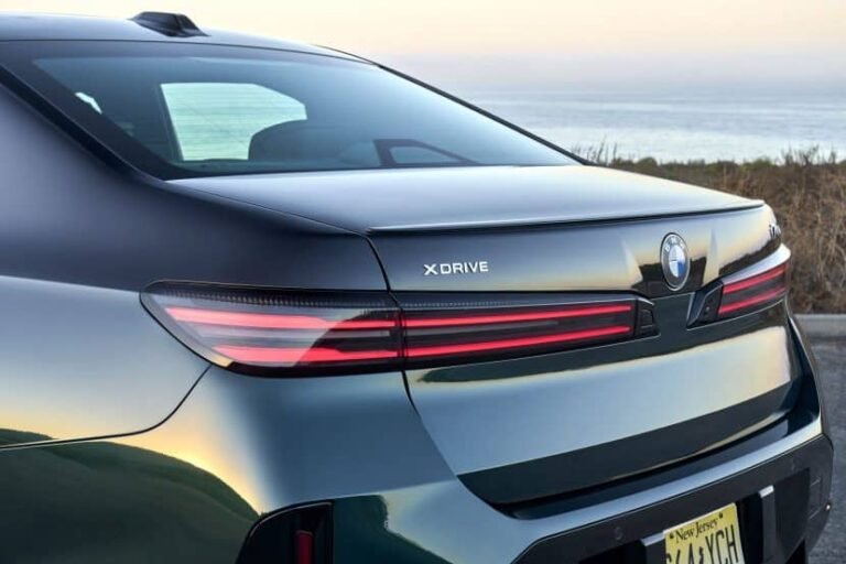 This 2027 BMW i7 Wears Vancouver Green Under A Black Sapphire Top, And It Isn’t The $14,000 Dual-Finish