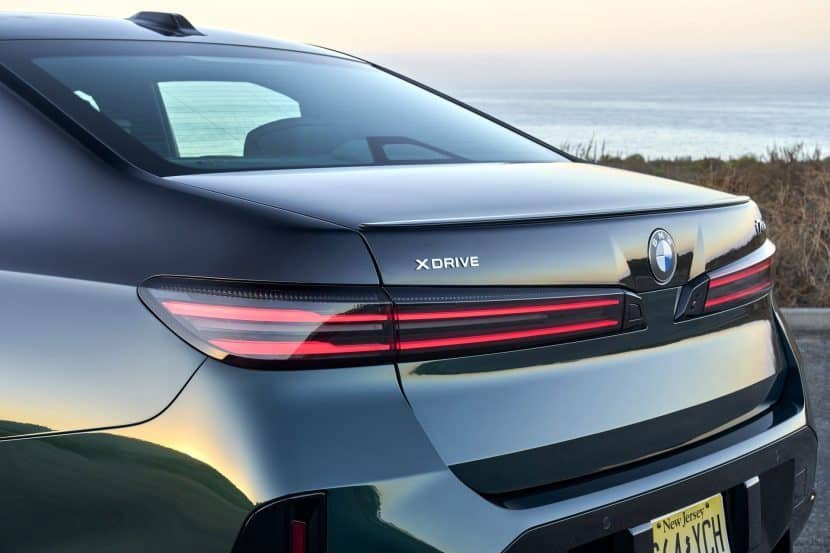 This 2027 BMW i7 Wears Vancouver Green Under A Black Sapphire Top, And It Isn’t The $14,000 Dual-Finish