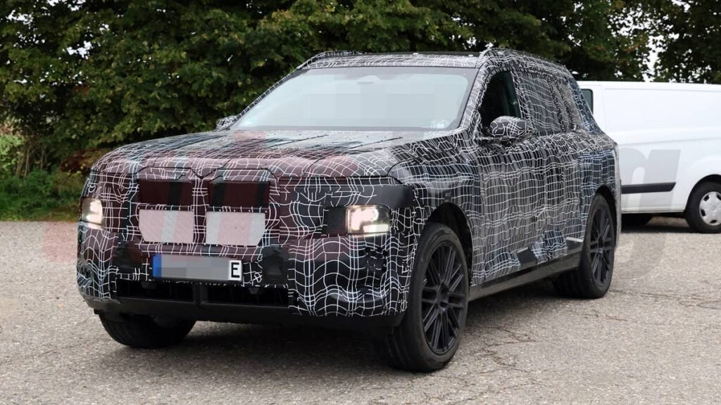 2028 BMW X7 Reportedly Gains More Screens but Loses a Signature Feature
