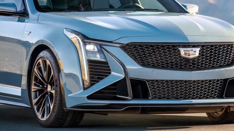 America's Final V8 Manual Sedan Is Proof That 6-Speed Manuals Are Better Than High-Yield Savings Accounts